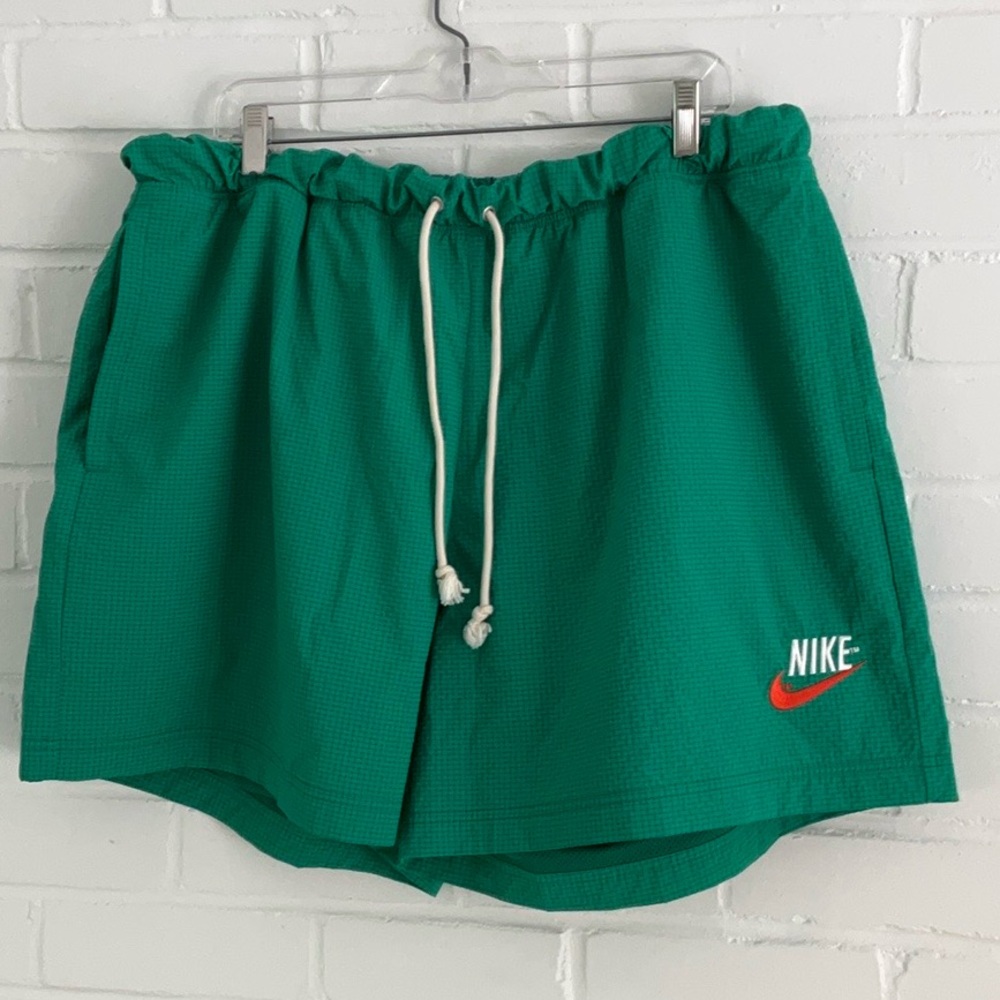 Men’s Size XXL Nike Green Swim Pool Summer Shorts With Zippered Pocket And Logo